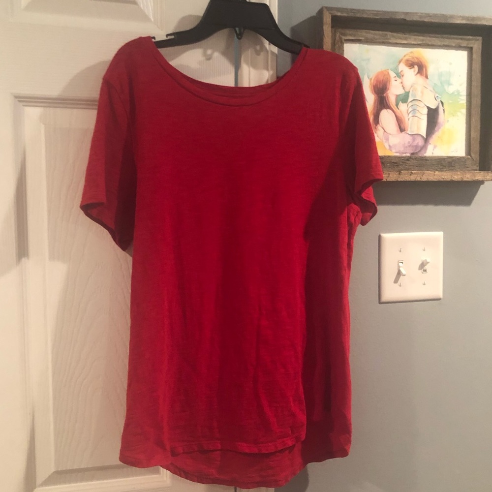 Simple red tee🥑🥑🥑